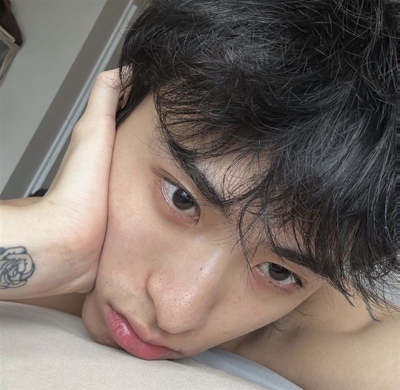 伊能靜兒子曬躺床自拍照！反問網友「我看起來像媽咪嗎」還扯出東歐G片