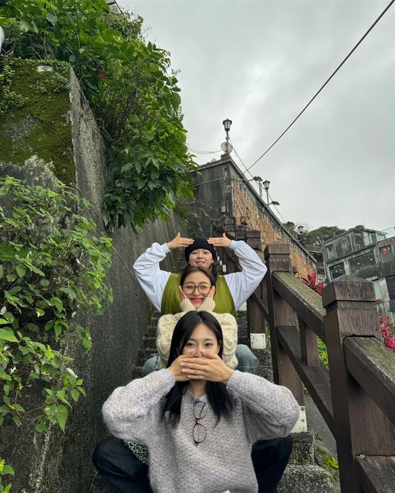 TWICE志效打卡九份！3人「搞怪合體照」曝光　滿意台灣行甜喊：很開心