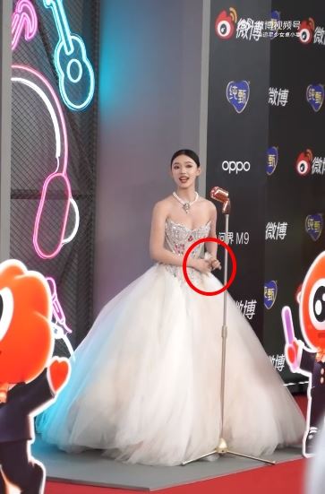 「星女郎」林允紅毯走到一半裙子裂開！緊抓不敢放手