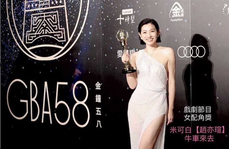 米可白爆辣太養眼！禮服挖空春光全外露　全網暴動：好大看超清楚