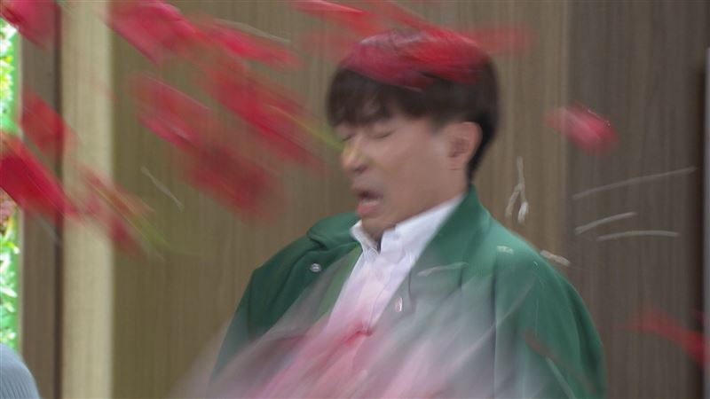 分手拿玫瑰花暴打！本土劇女星劇組怒飆粗話　網看畫面嚇喊：超派