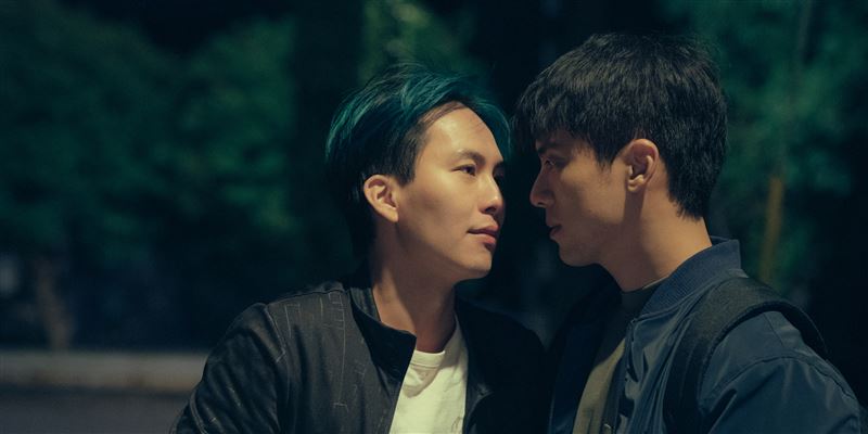 男星是深櫃身份曝光了！靈堂後激戰男伴畫面太震撼：刮得好痛