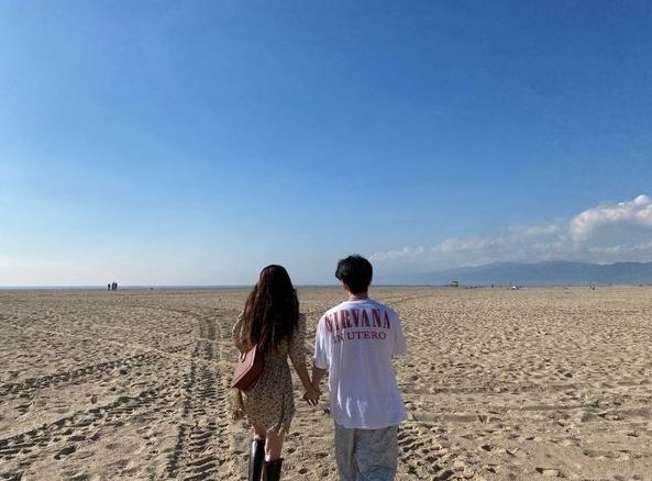 泫雅深夜突拋震撼彈！曬「牽手照」認愛龍俊亨　韓網暴動了