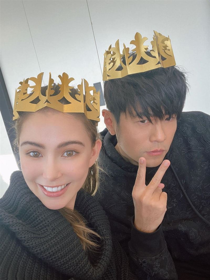 周杰倫45歲生日！昆凌遲了1天終於發聲「曬合照告白」閃瞎全網