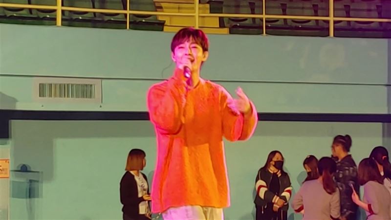 炎亞綸沉寂7個月首開唱！尾牙連唱2首歌「加碼萬元獎金」全場嗨翻