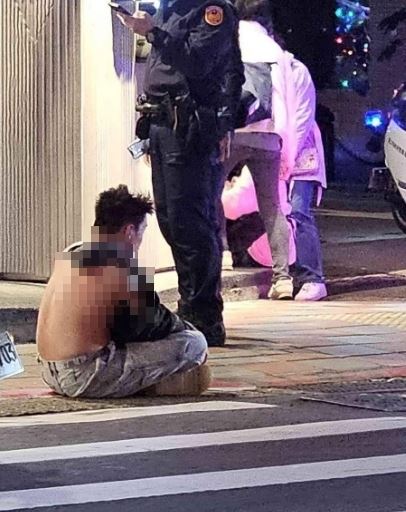 不只用拳頭！Toyz控超哥「有使用硬物」全程攻擊頭部　未還手原因曝