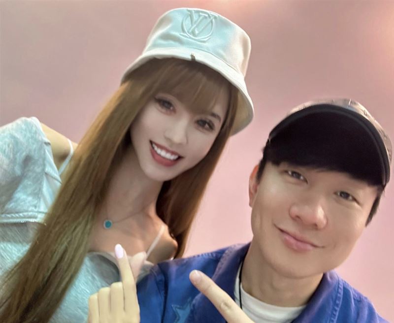 女星看展覽巧遇林俊傑！轉角相見合照成功　素顏秀真面目不躲藏