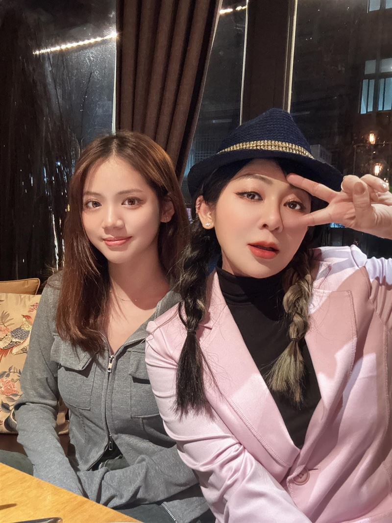 王彩樺遭控「沒必要強吻」　輪親照片曝光！正妹女兒首發聲