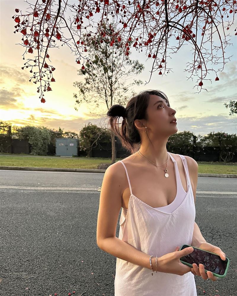 阿喜36歲曬養眼辣照！領口太低洩「大片春光」親揭不慶生原因