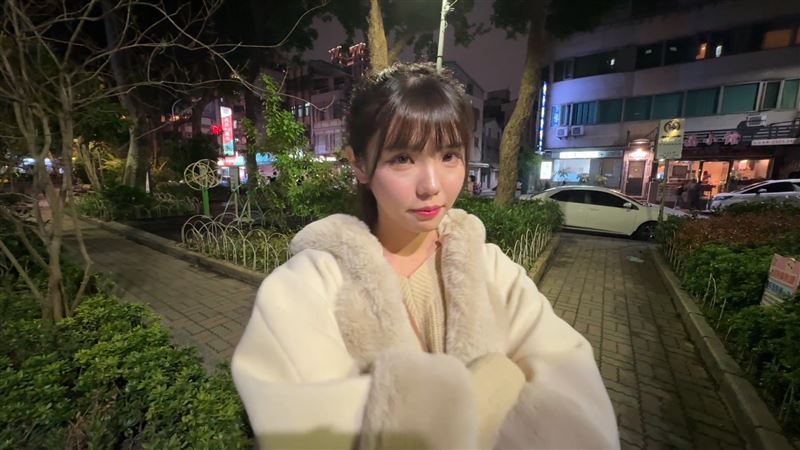 無懼超派鐵拳？美腿實況主Zoe嘗鮮「超甲組海鮮丼飯」：超級難吃