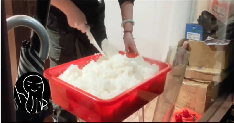 錯怪TOYZ了？！超哥日料店醋飯竟用「塑膠盆」裝　又引2派網友戰翻