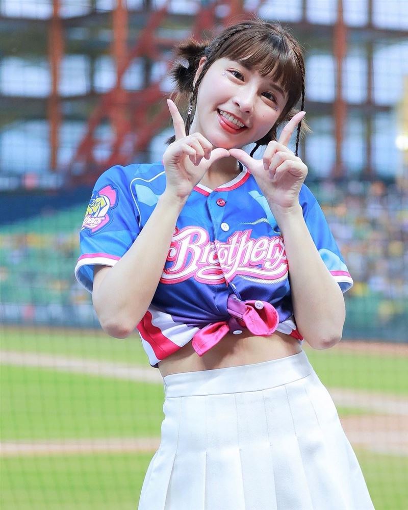 峮峮過年穿搭變「紅豆麻糬」背心豐滿內餡滿出！網一看超嗨：好甜