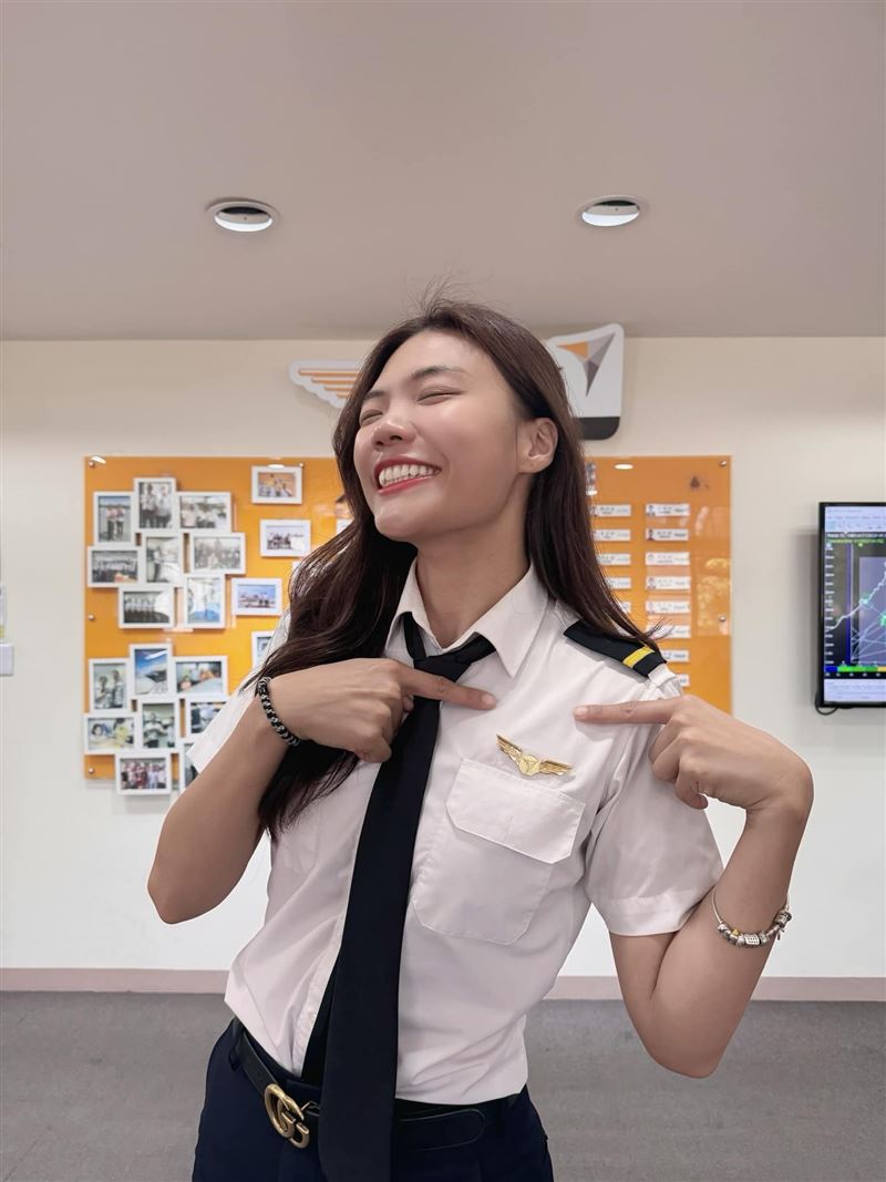 小象考到「機師執照」了！花10個月努力　嗨翻：我不只是會拍片的YTR