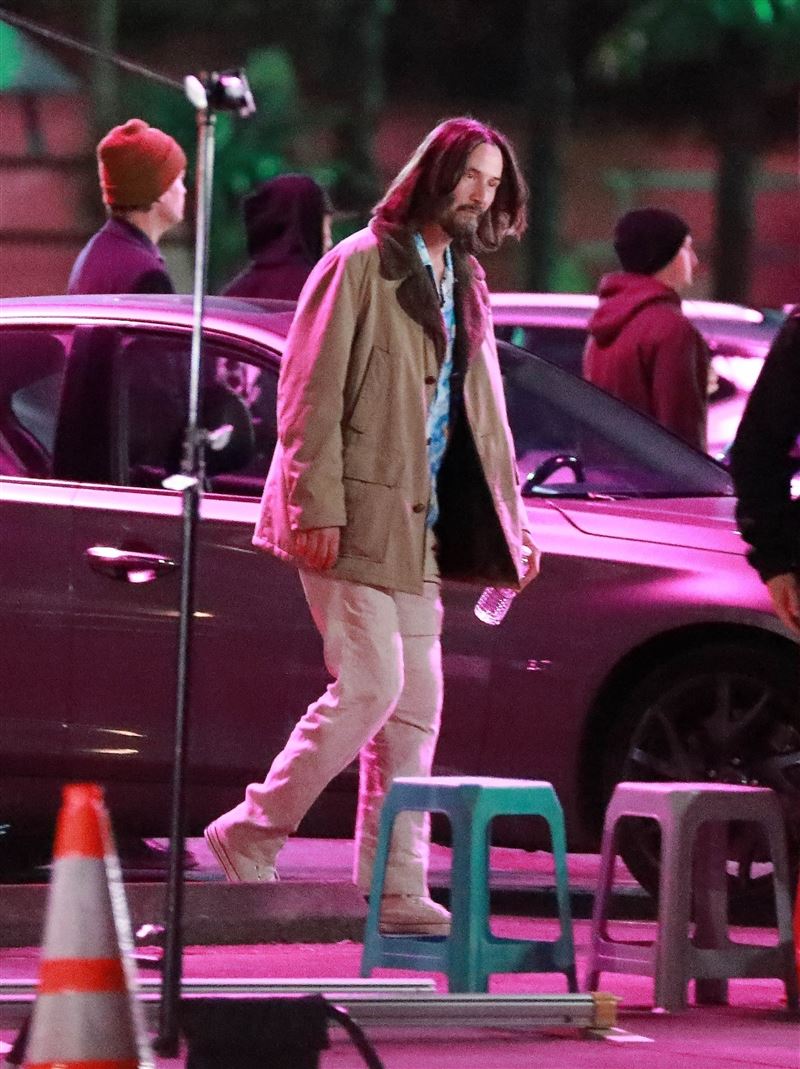 基努李驚爆拍片受傷！臉色慘白吃力行走「拄枴杖冰敷」跛腳畫面瘋傳