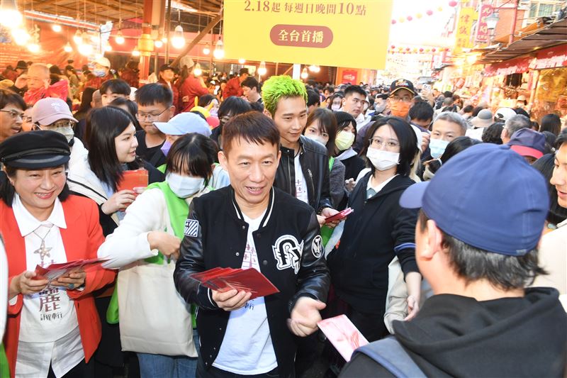 迪化街目擊資深男星曝喜訊!路邊發糖驚爆喊:28歲兒要結婚了