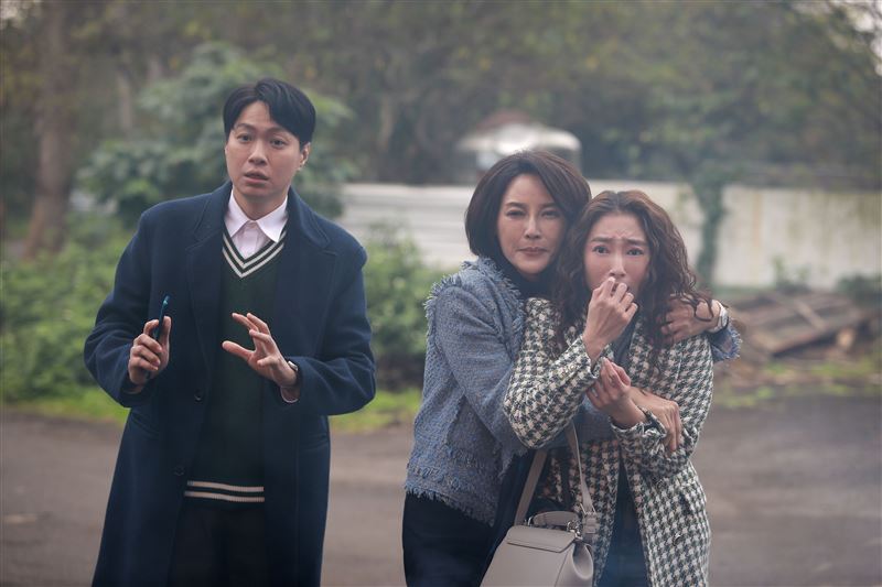 去年無預警斷了18年婚姻！本土劇女星露面吐反派心聲：水裡來火裡去