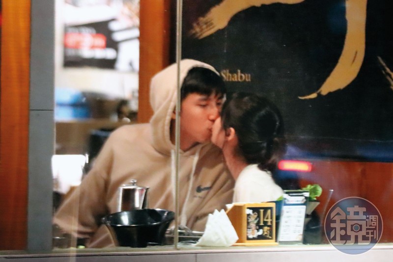 胡釋安激情互動馬尾妹！「當眾喇舌大肆調情」　深夜打包回上億豪宅