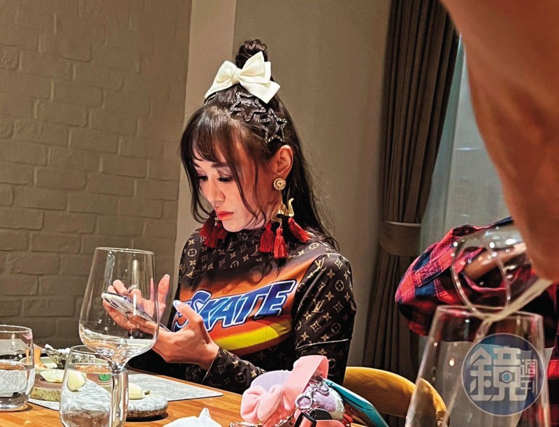 李珍妮遲到坐桌角惡刁服務生　名援怒揭她沒品劣行