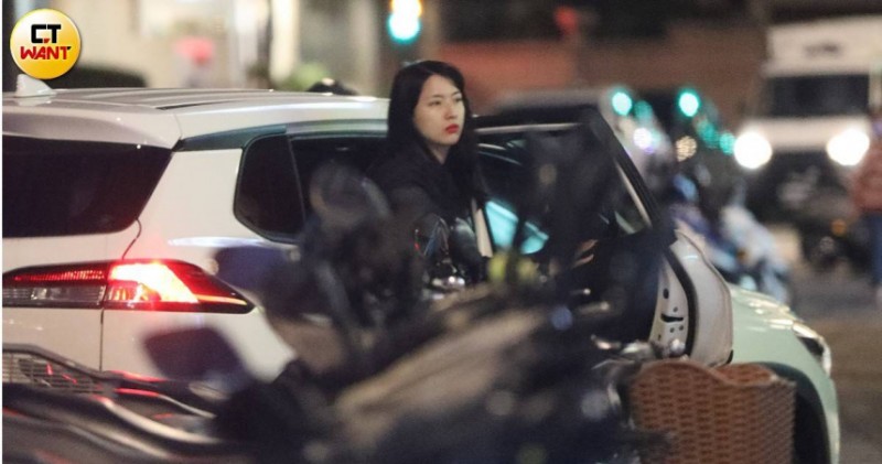 台大五姬息影久違現身！陳匡怡逛街「脫到剩內在美」落地窗前全被拍