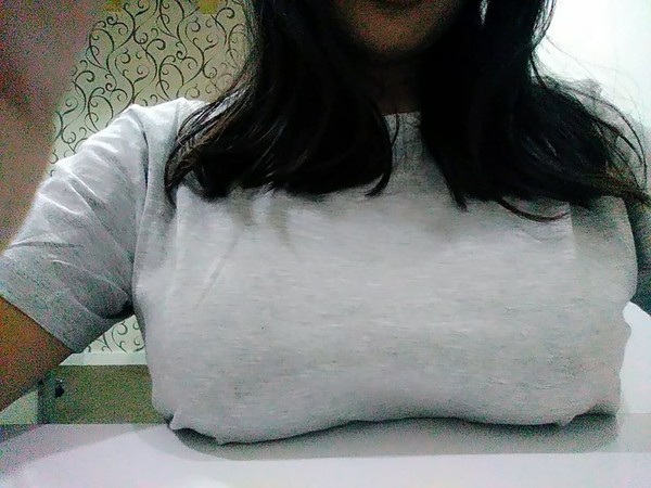胸部大真的難買內衣？　G乳人妻「巨奶壓桌」：示範給妳們看！