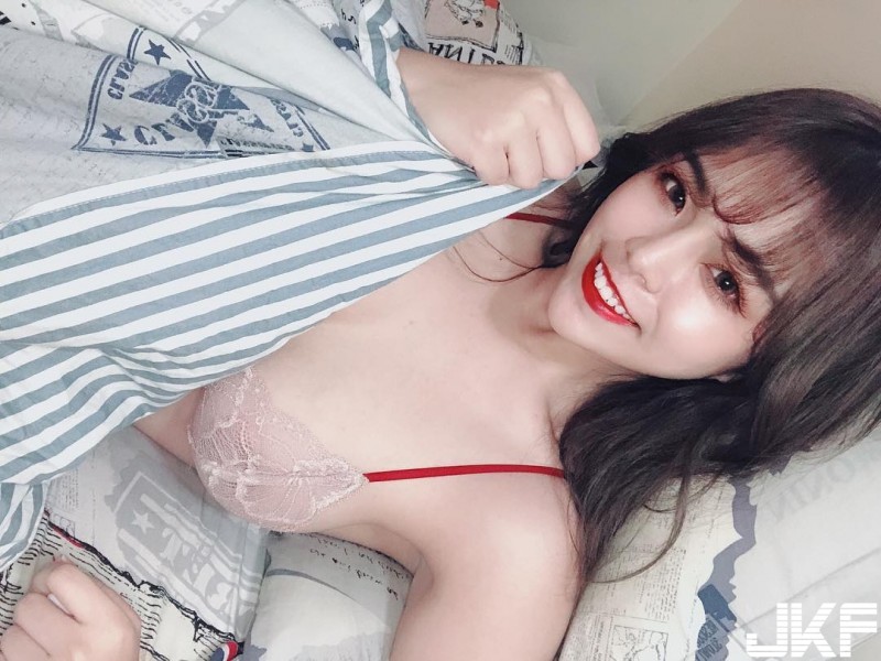 「巨乳正妹」奶量飽滿快溢出　只圍浴巾求「幫洗殘廢澡」！