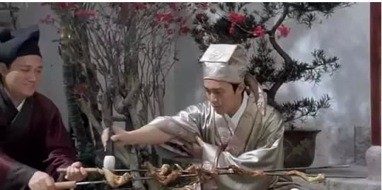 星爺電影為何「總出現吃烤雞翅橋段」？背後原因竟極度催淚