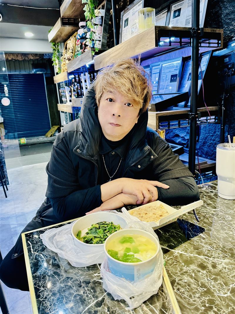 曹西平展店台中　女星捧黃金上門！他喊話：不看人臉色吃飯