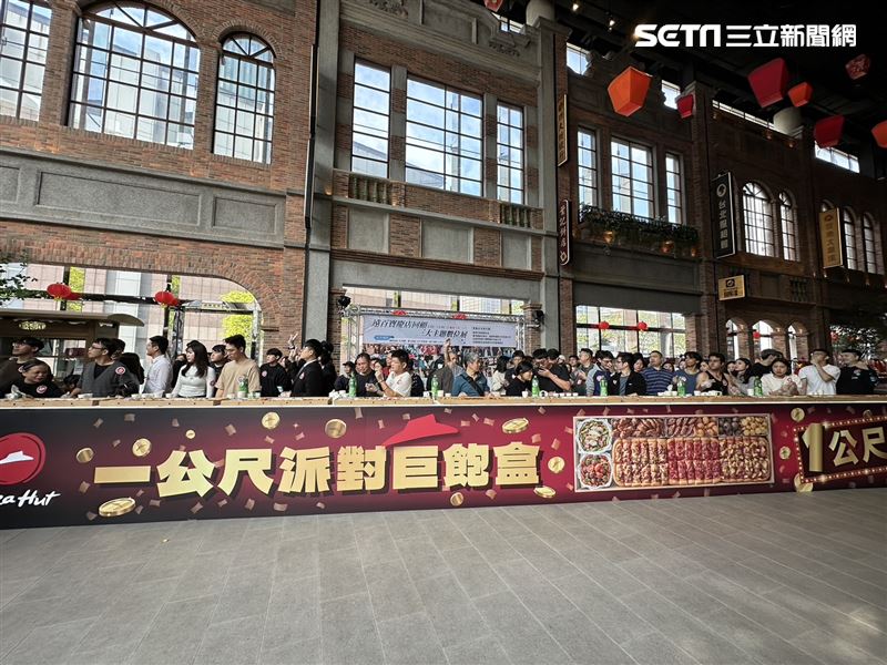 必勝客大胃王比賽「YouTuber 13分鐘奪冠」！暴風猛吃「1公尺披薩」嚇歪