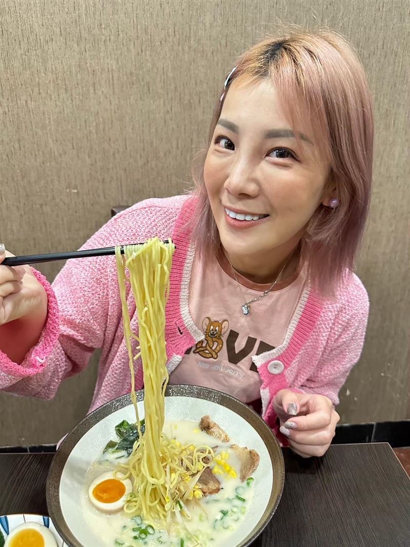 女歌手暴瘦60公斤驚傳死訊！本人親上火線怒「我很好」詐騙快下地獄