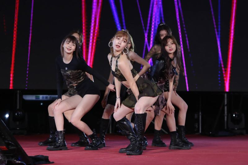 尬上《炸裂吧!女孩》！陳芳語穿黑色馬甲辣爆　洩雪白春光超性感