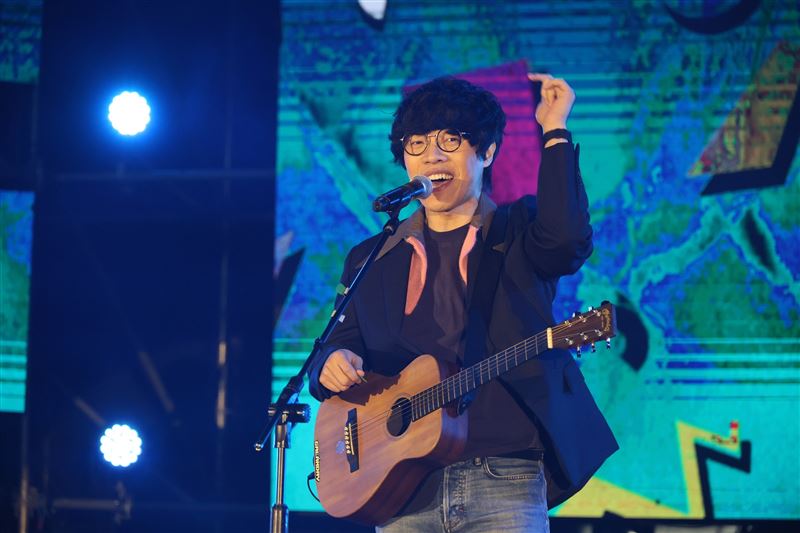 三金歌王現身三立尾牙！連唱4金曲超寵粉　曾國城拱加碼全場樂翻