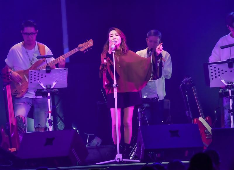 辛曉琪唱到一半！張國榮無預警「獻聲」揭昔合作內幕哽咽了