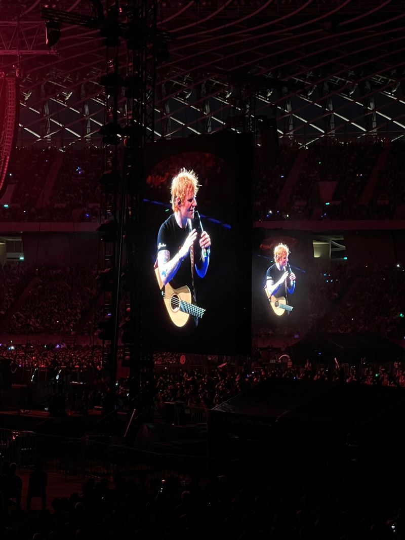 直擊／紅髮艾德高雄開唱！吸5.6萬人笑納3.1億元　撂台語：多謝高雄