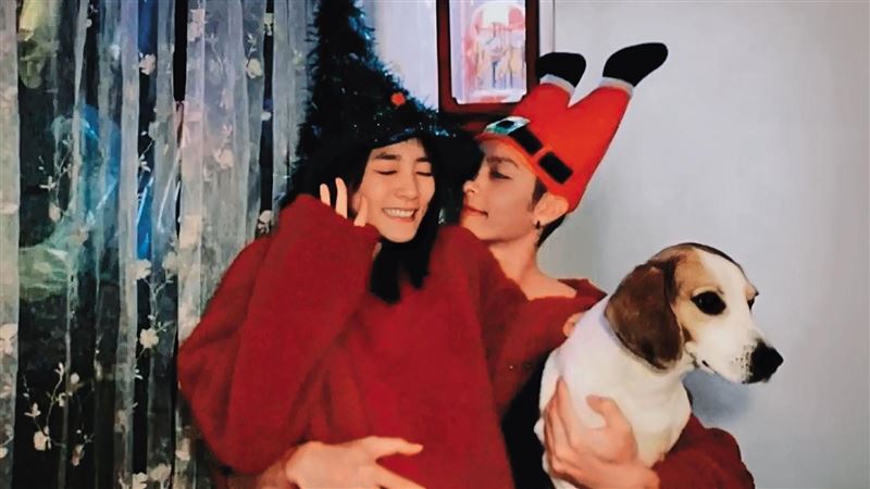 王淨才撇婚訊！頂新髮型約會曹佑寧　網揪墨鏡反射1亮點：太閃