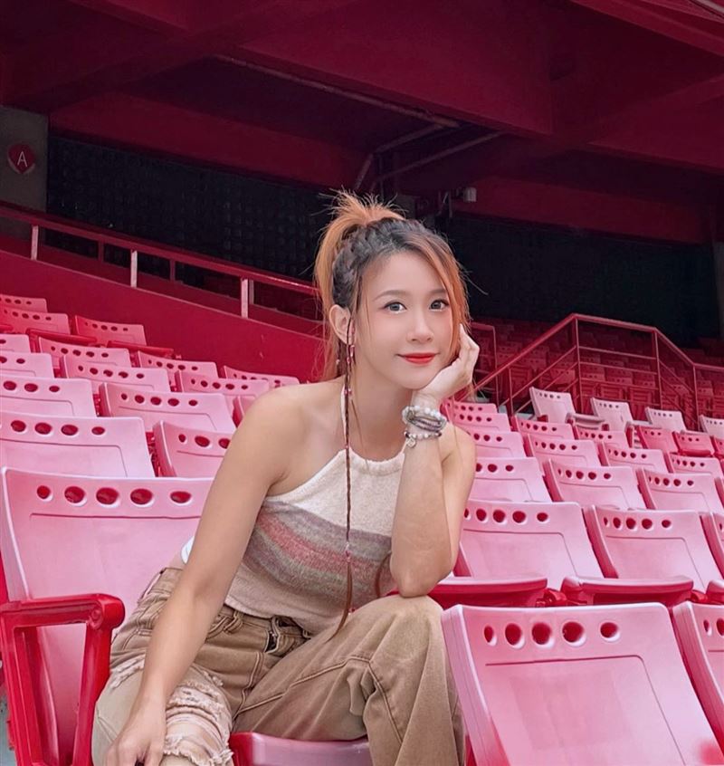 啦啦隊長才喊引退！破尺度脫了「飽滿」大解放！白Bra炸出兇猛身材