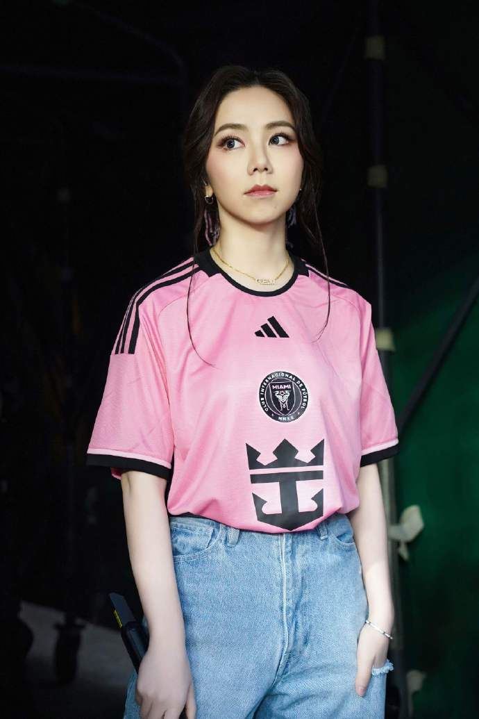 同場男神貝克漢！鄧紫棋追星秒變迷妹　合照曝光「一舉動」超親民