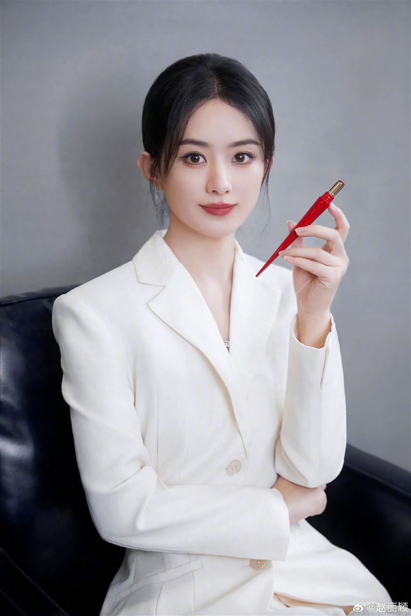 趙麗穎罕見大解放！透明薄紗「內在美一目瞭然」電暈全網：太正了