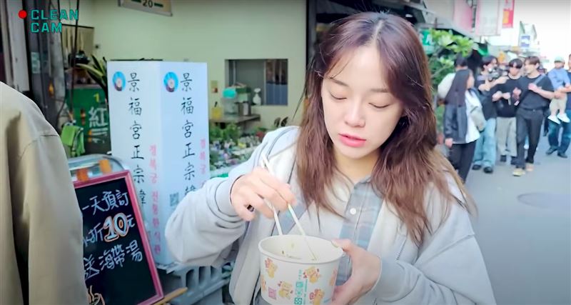 南韓大咖女神現蹤台南!國華街狂嗑小吃「零偶包被拍」粉絲暴動