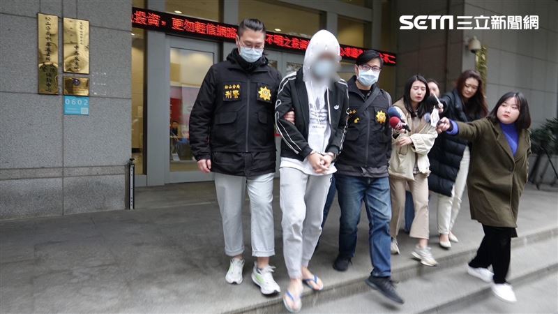 穿拖鞋冷到發抖！陳沂案勸架男逛街時遭逮　面對媒體不發一語