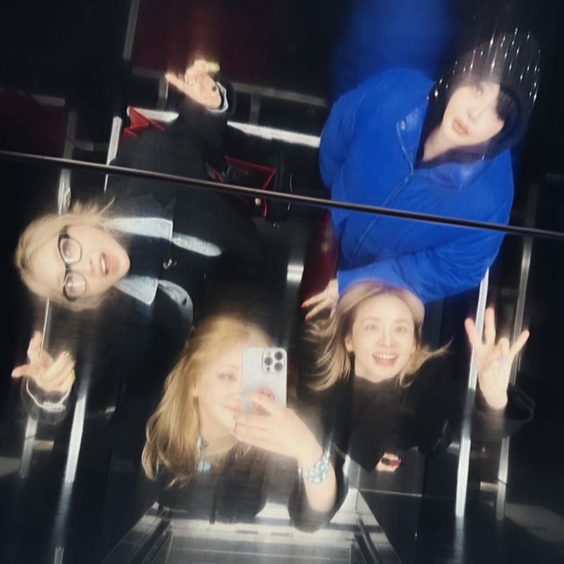 2NE1久違4人合體同框！CL貼「4L♥」秒飆韓入口網熱門冠軍