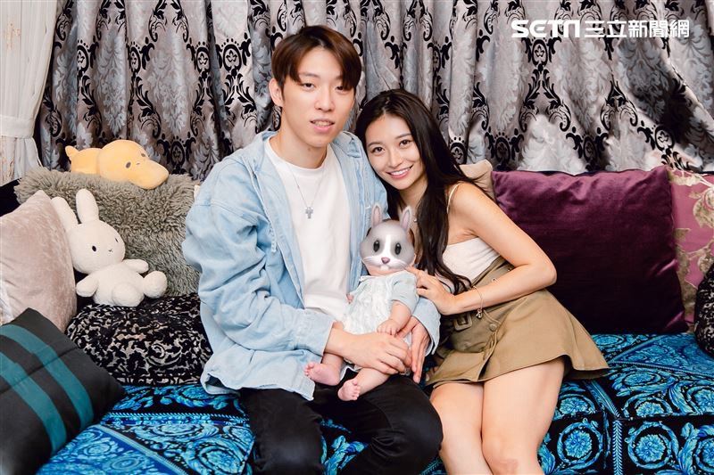 獨家／直擊祈錦鈅私宅！帶娃泡奶一片混亂　寶寶嚎啕大哭嫩尪只能苦笑