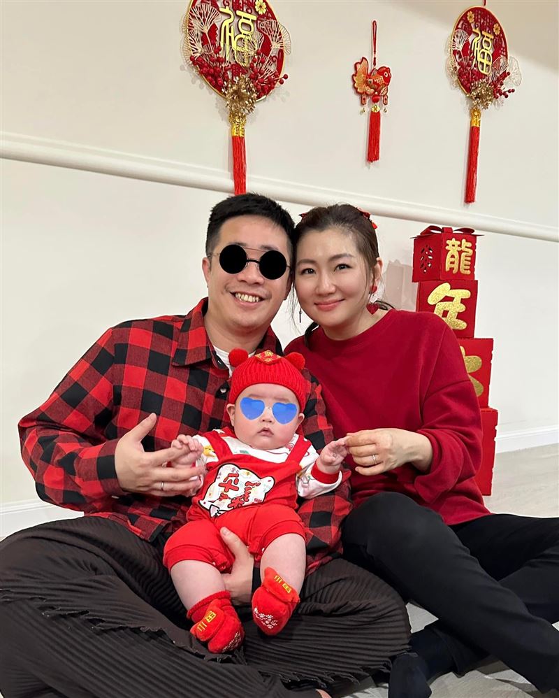兒子迎第1個新年！Selina曬全家福拜年「小腰果正面模樣激似爸爸」