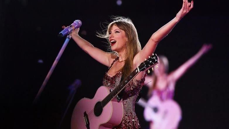 泰勒絲轉戰高雄世運開唱?陳其邁回應了 曬黃色小鴨親吻照附歌曲藏玄機