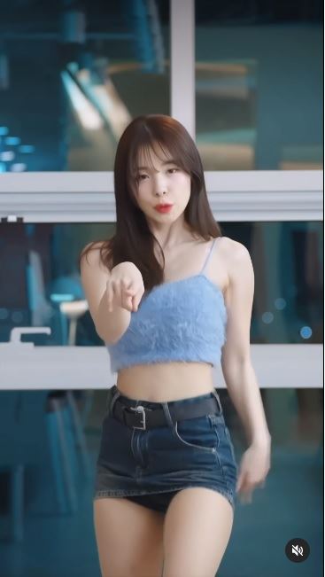 李多慧穿短裙「狂抖電臀片」流出!13秒頻洩安全褲 網狂讚:真的好頂