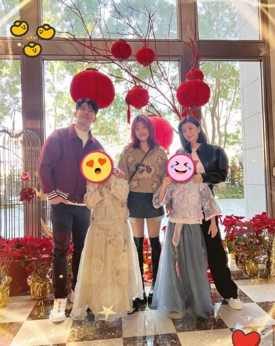 賈靜雯曬全家福拜年！梧桐妹「合照孫志浩」撒嬌喊：我跟爸比