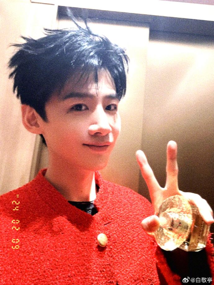 白敬亭耍心機爆黑掉粉！女星突「直播道歉」網全傻眼：這姐太傻