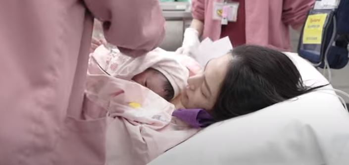 熊熊深夜宣布生了！老公陪產「哭得比女兒還慘」醫師狂讚：雙眼皮很深