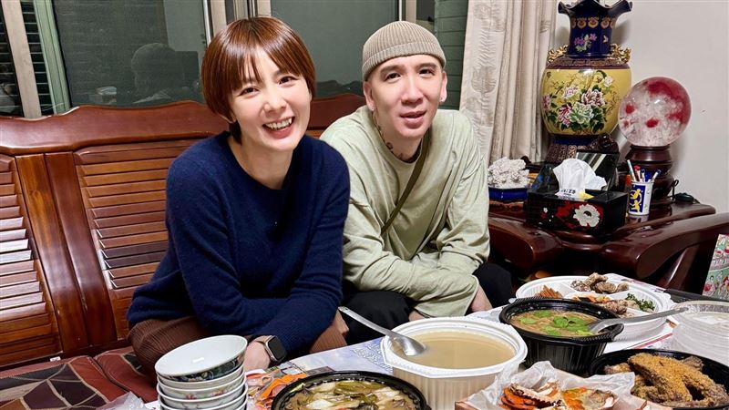 才剛辦婚禮！作家H深夜拋分手震撼彈…自嘲演猴戲：讓大家失望了