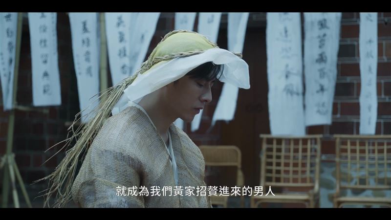 《商魂》首播就大尺度！周曉涵「裸身舌吻他」床戲曝光　網看傻：好激烈