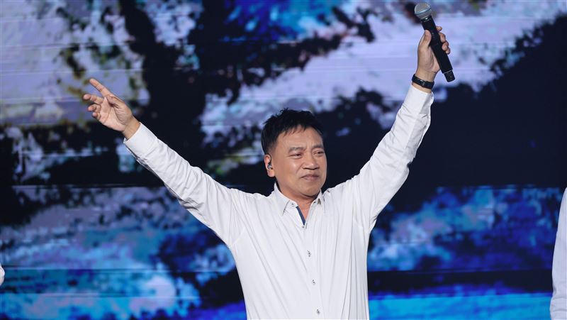 施孝榮忍淚告別民歌高峰會！破天荒做這件事　全場粉絲驚喜嗨翻